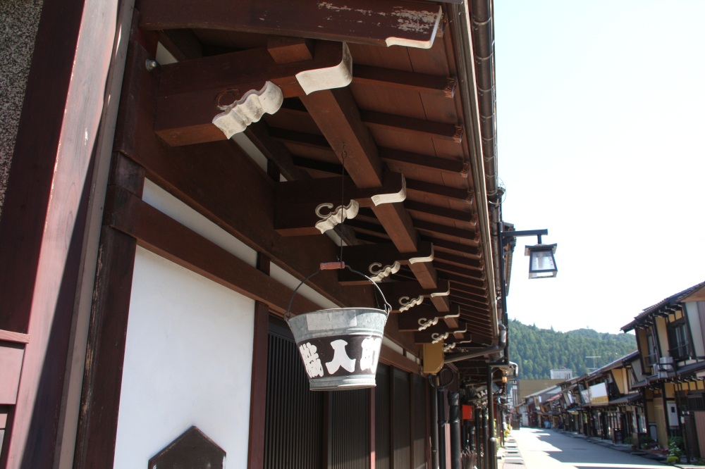 職人町と書かれたブリキの消火用バケツ