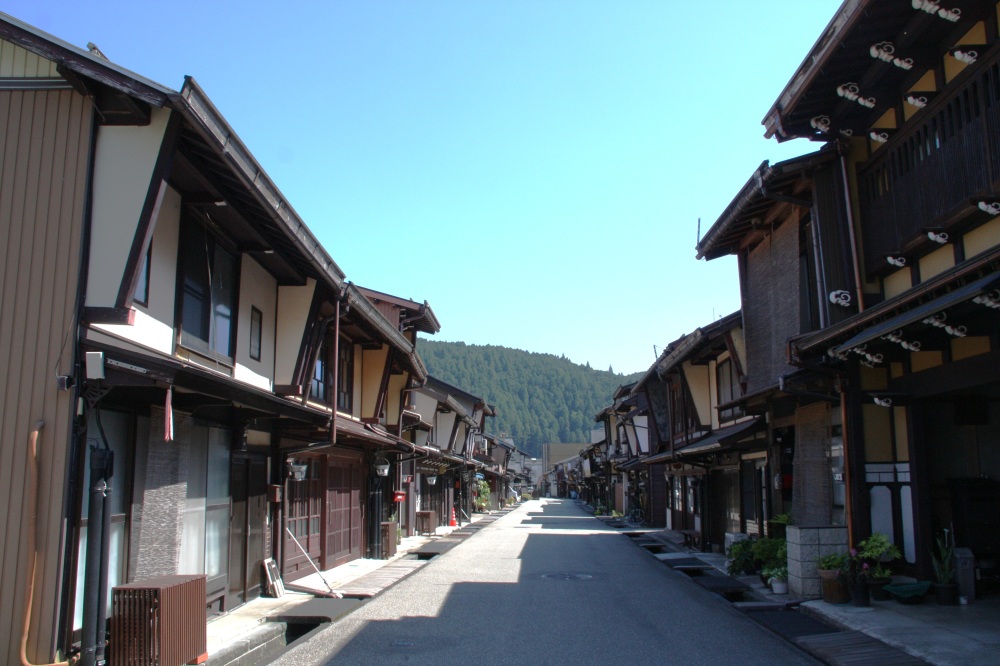 古い町並みは青空にも映えます。（2024年5月撮影）