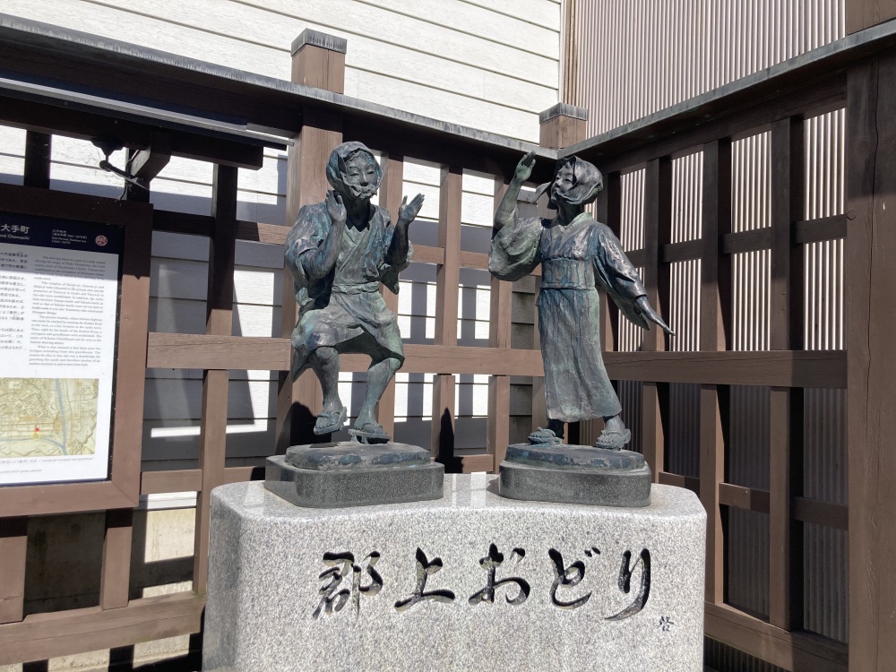 通りの一角にある「郡上おどり」の像