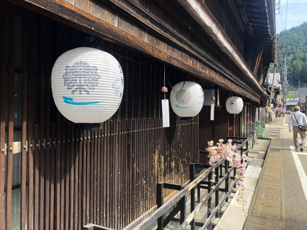 格子戸に映える「郡上踊」の白い提灯