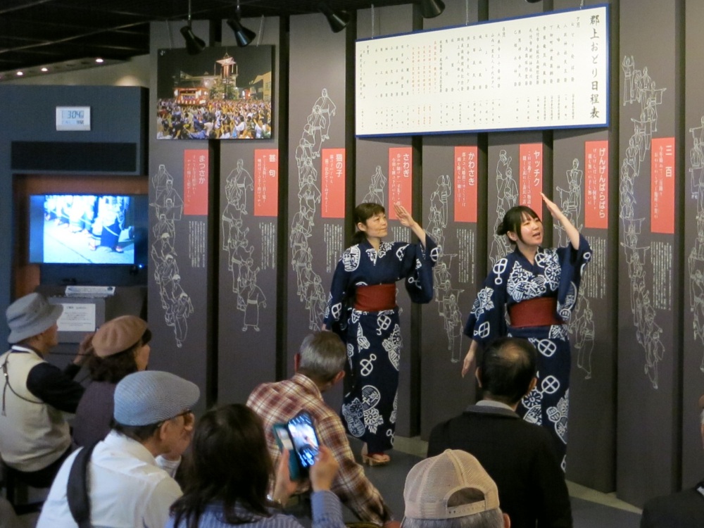 郡上おどりの代表曲「かわさき」の実演