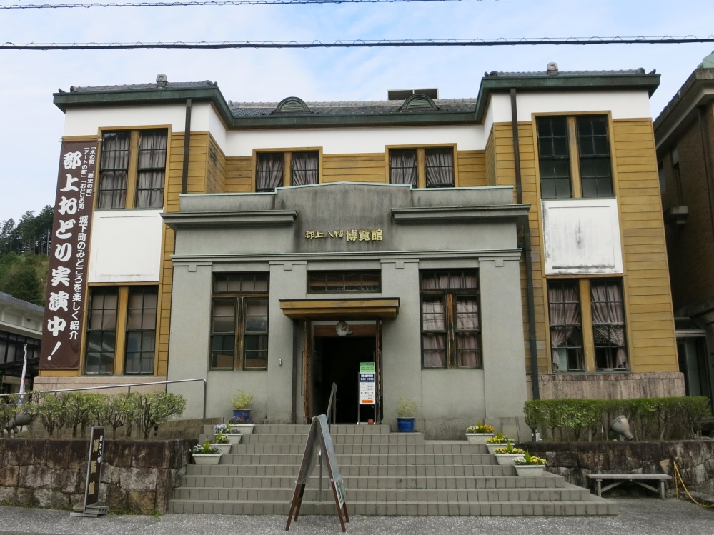 大正9年に建てられた旧税務署の外観がそのまま残っています。