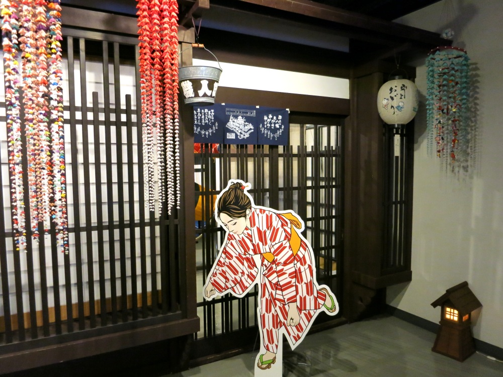 春駒を踊る女性のパネルと一緒に記念撮影ができます。