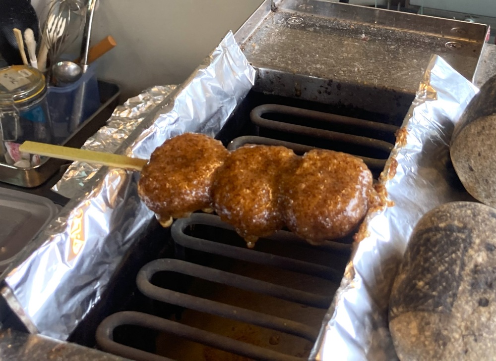 エゴマ風味のタレをつけて焼き上げます。