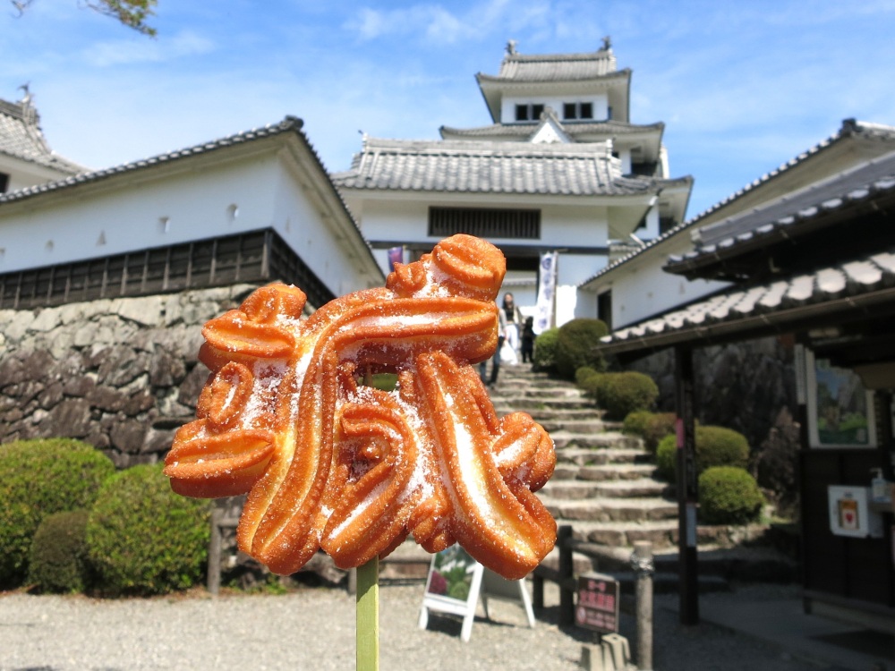 サクサク食感でおいしい「城」をあしらった文字チュロス。