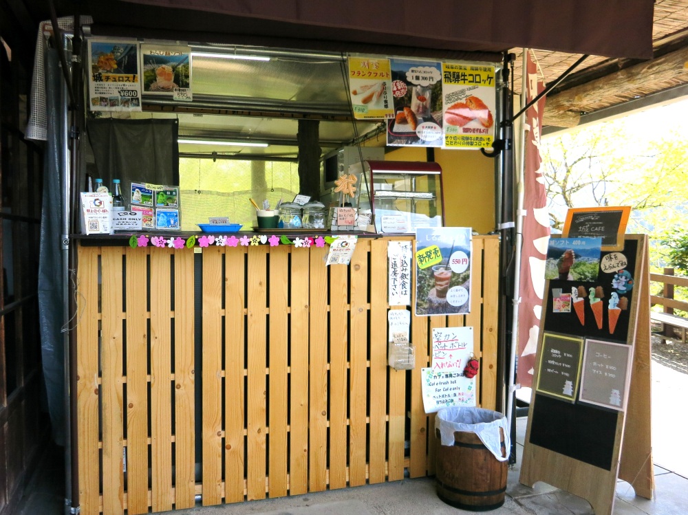 城カフェのカウンター。新登場の「しるこシェイク」も気になる～ぅ！