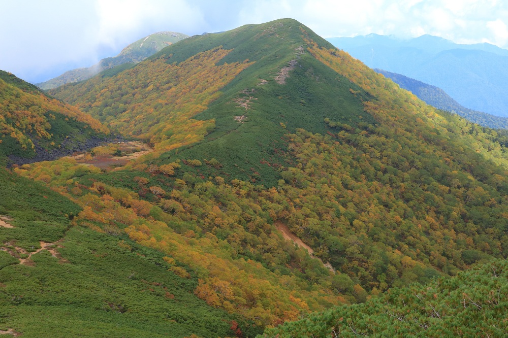 壮大な紅葉の稜線が続く「硫黄岳」