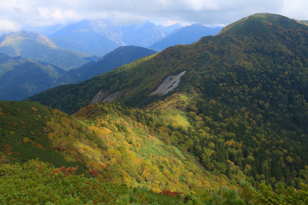 ダイナミックなパノラマと山岳情緒を味わえる「平湯尾根」