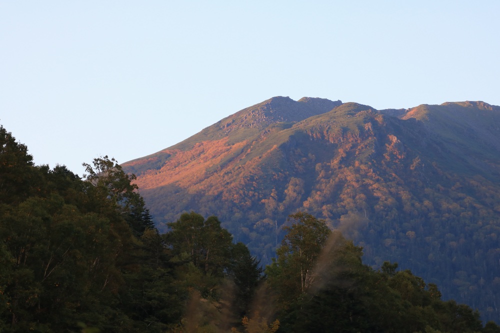 周囲の山がモルゲンロート(山が朝日で赤色に染まること)に
