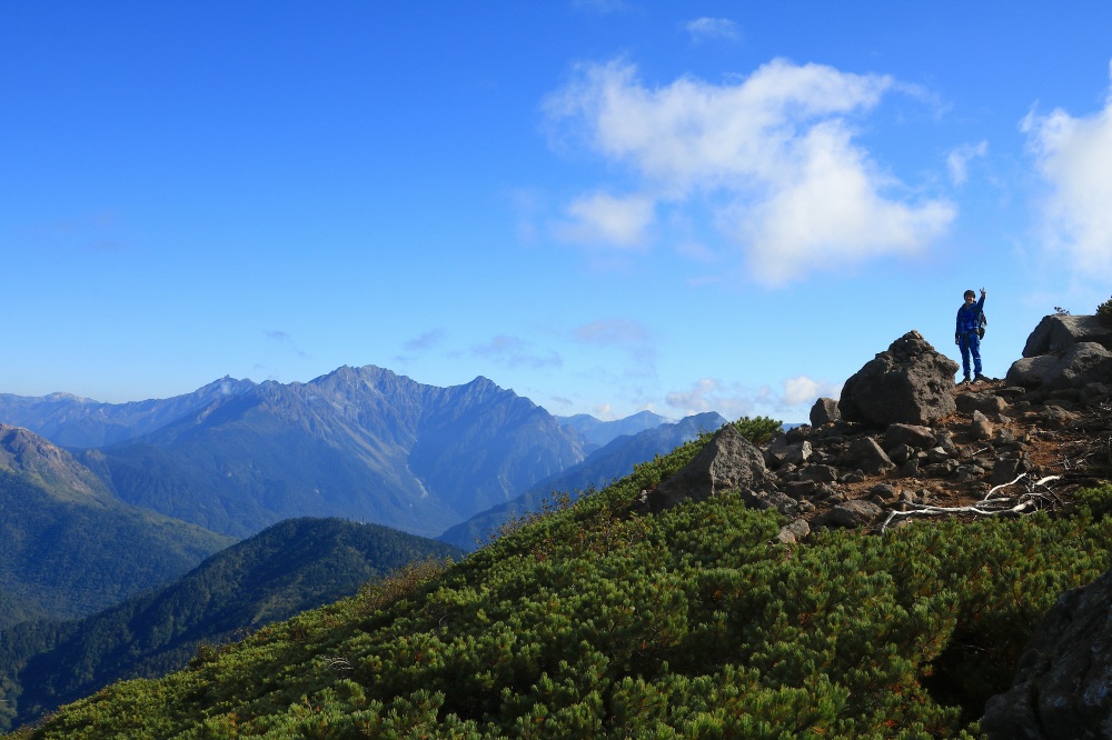 岩峰の先には穂高連峰がどっしり佇む圧巻のパノラマ