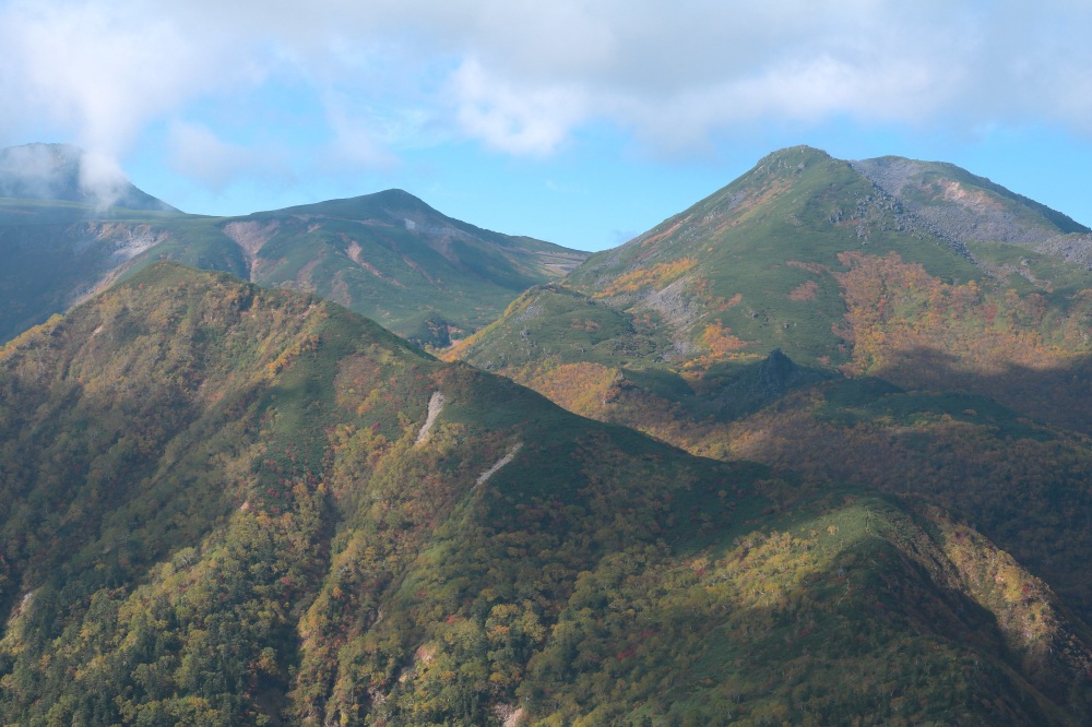 山肌を彩る紅葉が、まるで錦のカーテンのよう