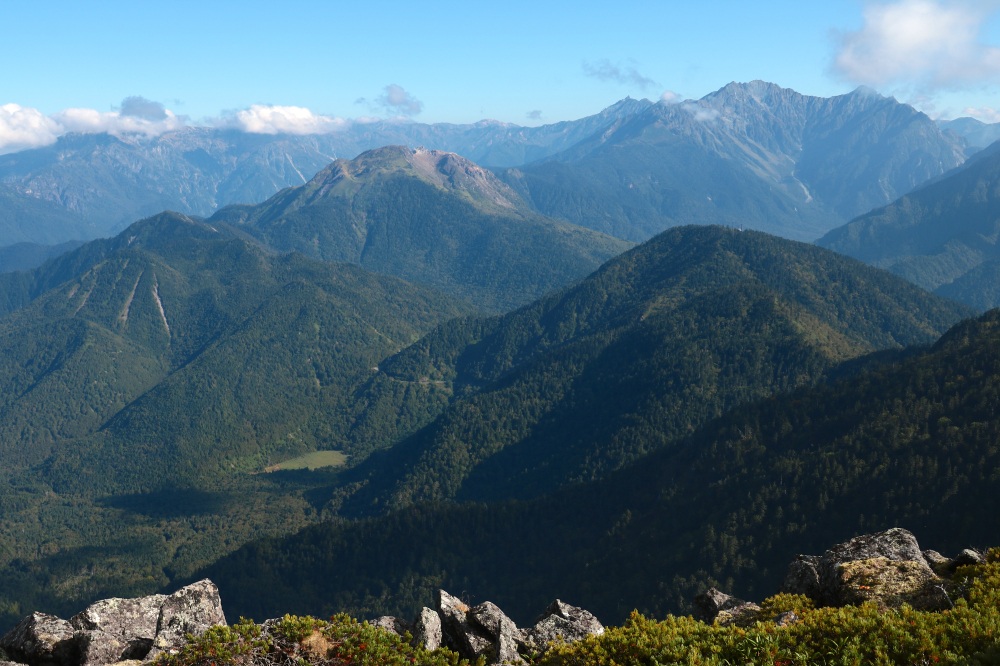 北アルプスらしいスケールの山岳絶景を一望