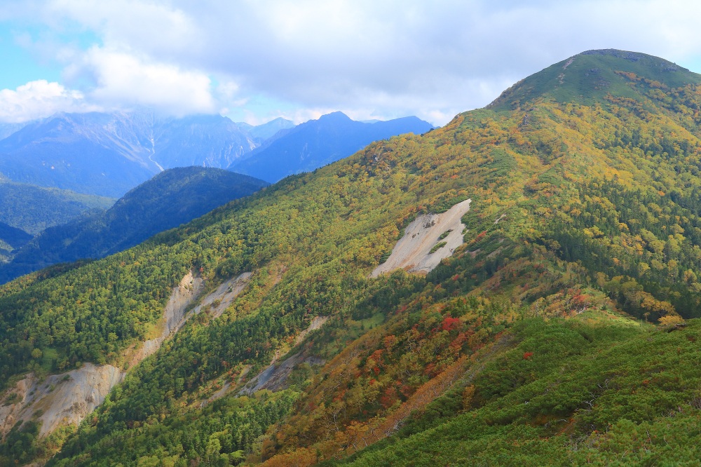 振り返ると紅葉の尾根と穂高連峰のコラボレーション