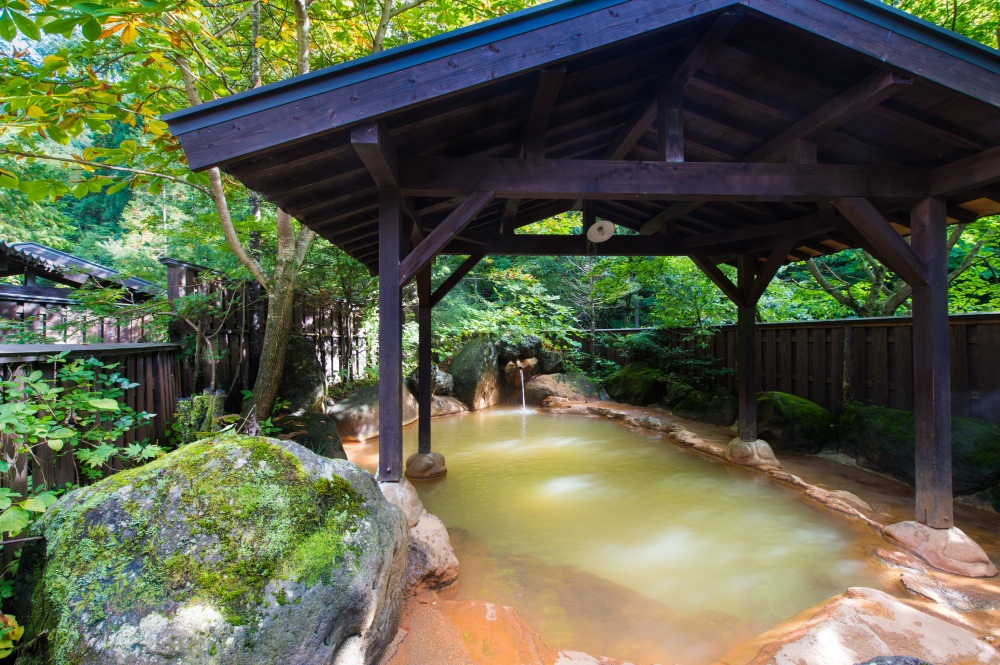 訪れるたびに色合いが変わる「平湯の湯」