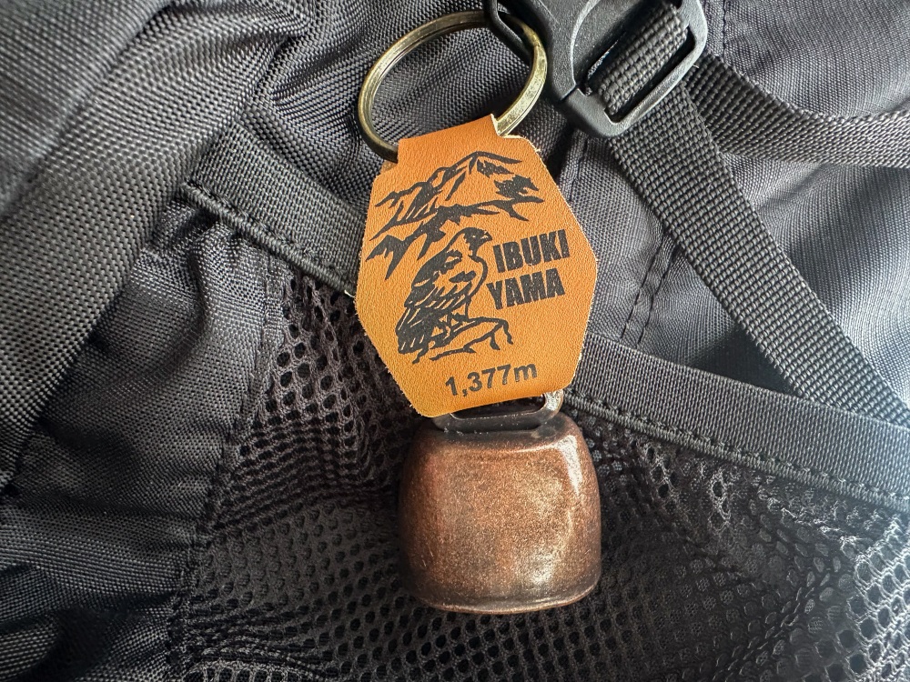 伊吹山グッズも並ぶ。ちなみに私のリュックの熊よけ鈴は伊吹山スカイテラスで購入したもの