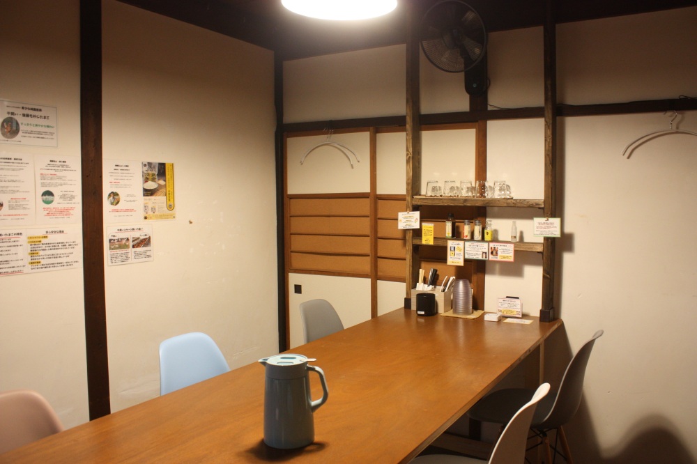 落ち着いた雰囲気の店内。カウンターも有り。
