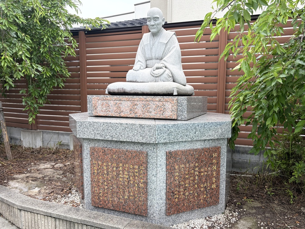 仏佐吉の石像
