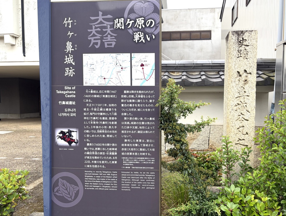 本丸城址碑と史跡案内板　→「映画資料館」へ