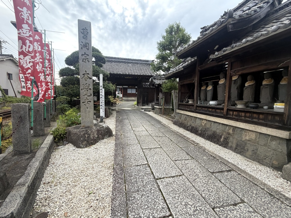 山門までの道と並行して名鉄竹鼻線が通っている