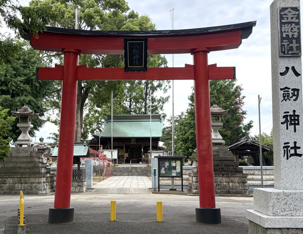 鳥居の朱色があざやか