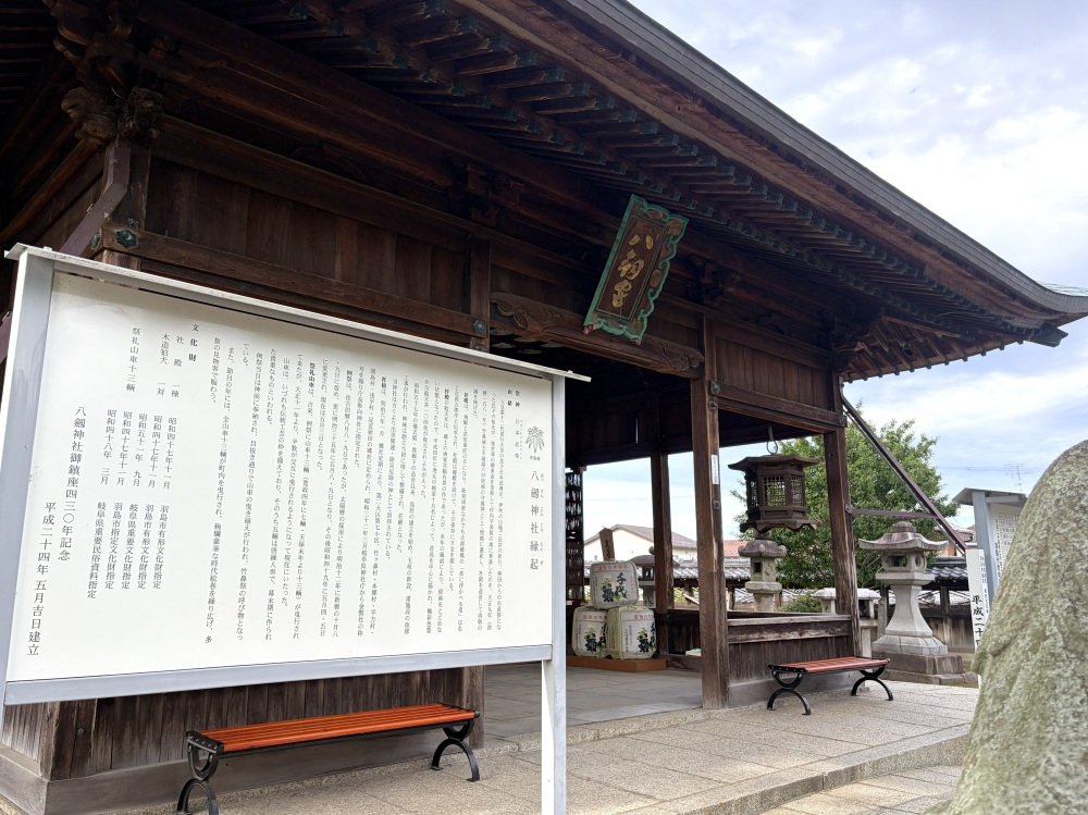 拝殿の片すみに積まれた「千代菊」の菰樽（こもだる）