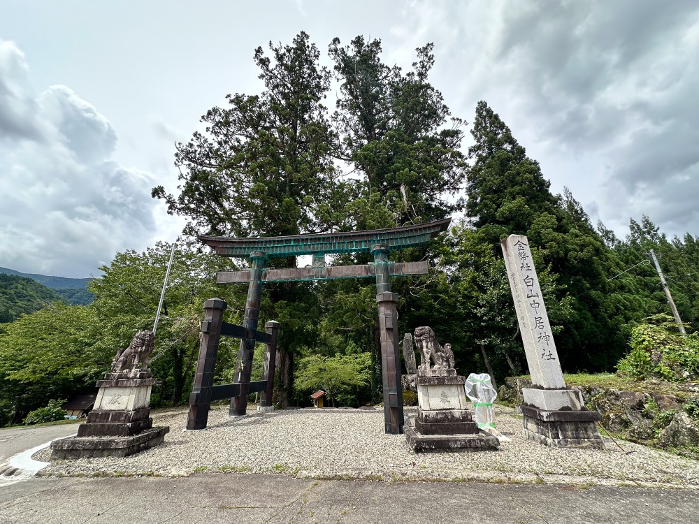 神仏習合の名残をとどめる両部鳥居が迎えてくれる