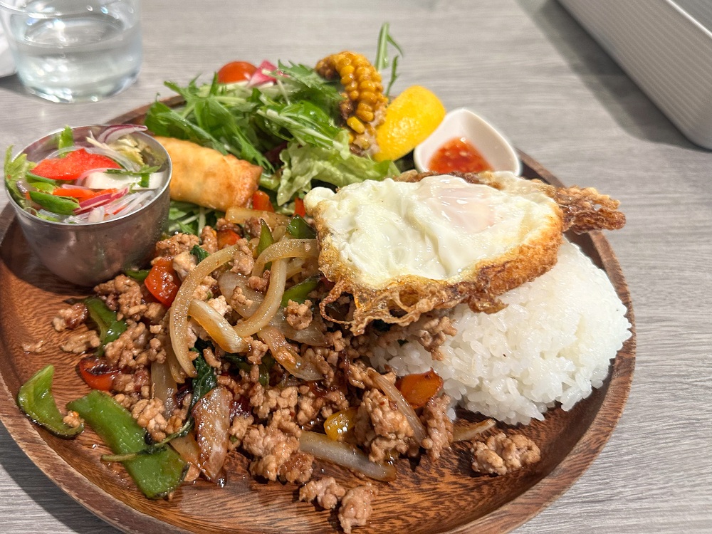ガパオライス(1400円)は程よいマイルドな辛さ