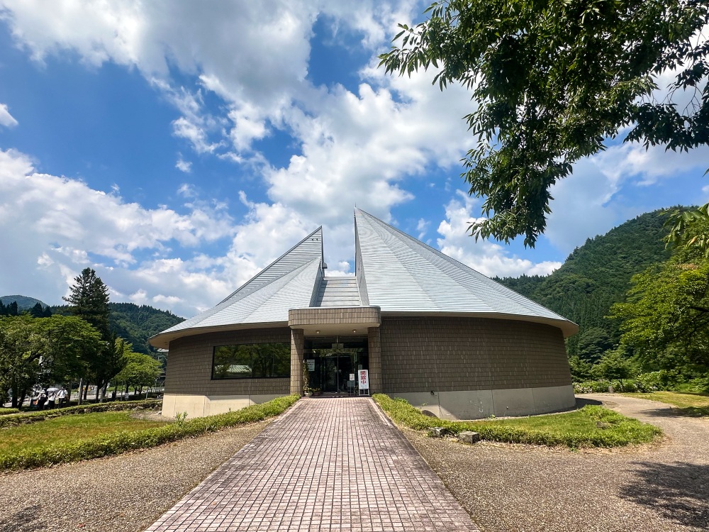 白山の三山を表現した三つの屋根が特徴の建物