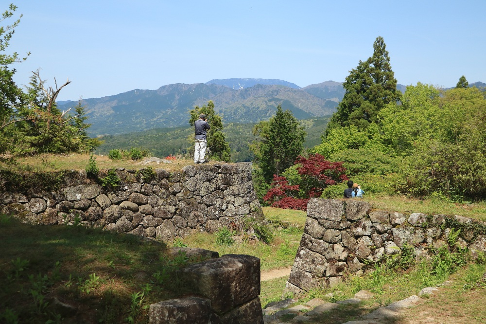 山の上には、スケールの大きな石垣が今も残る