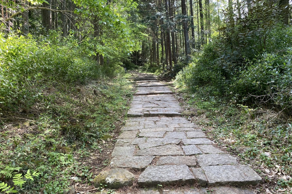 石畳を歩きながら、城を守った堅固な造りを感じる