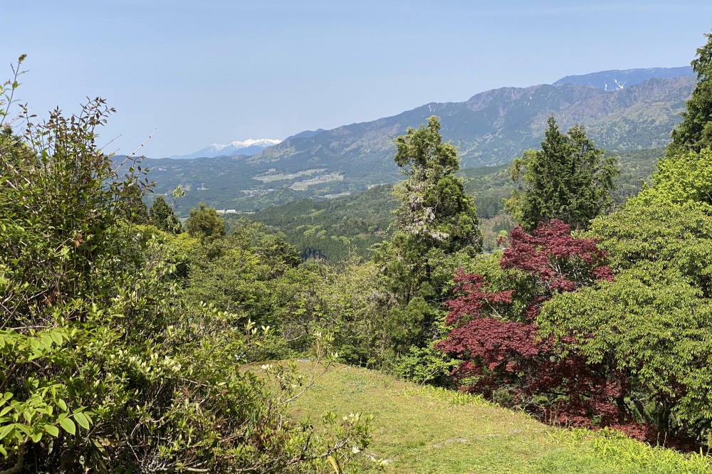 頂上から恵那山と中央アルプスまで一望できる