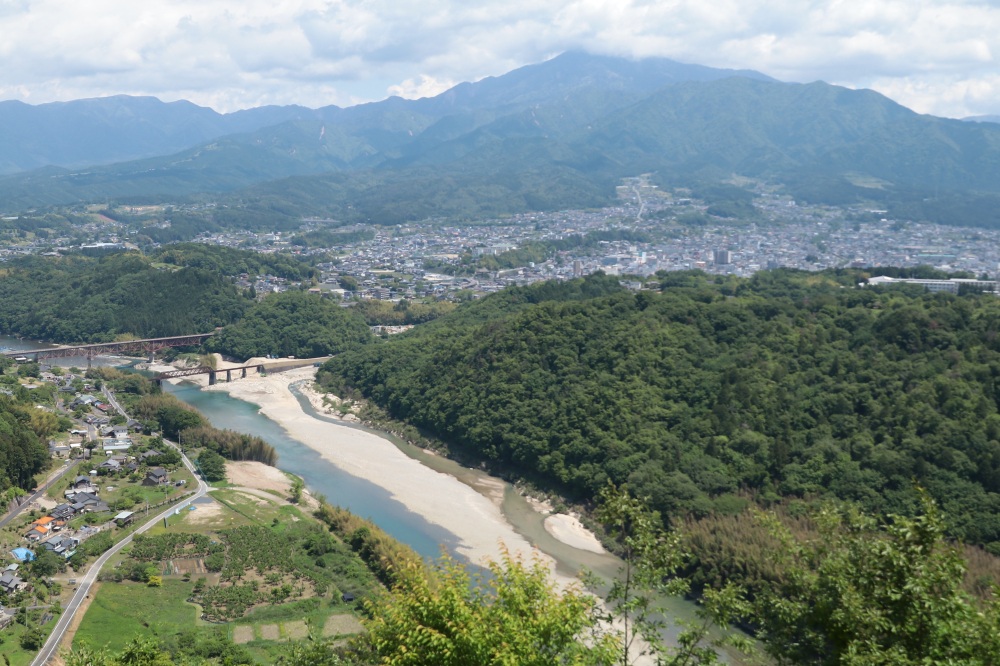 頂上からは恵那山と木曽川を一望