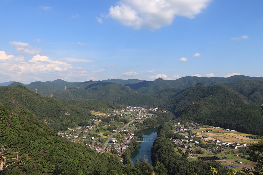 山頂でも、木々の隙間から渓谷美を望む