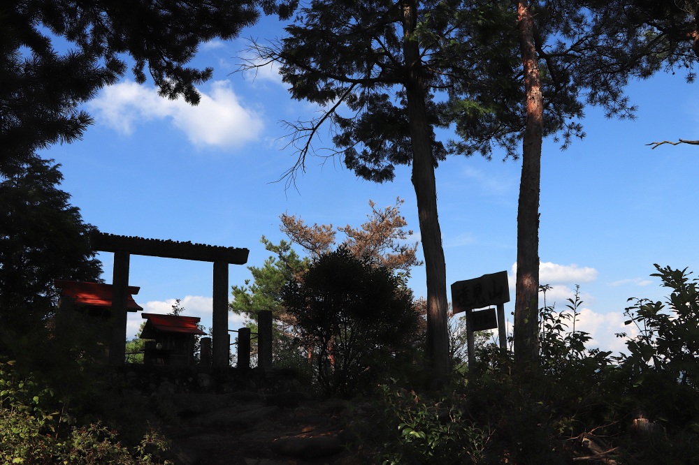 山頂には秋葉神社が鎮座