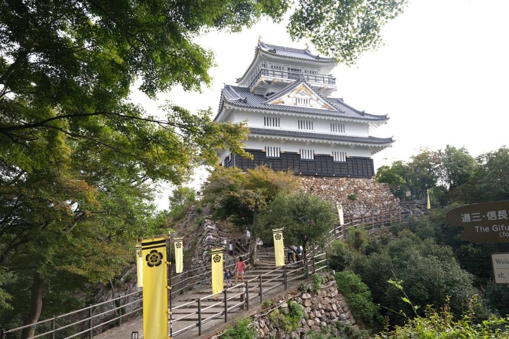 金華山の山頂に築かれた、堂々たる天守閣