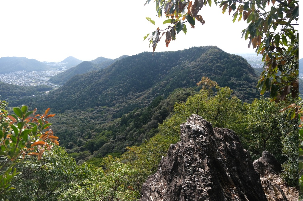 東坂ハイキングコースの岩場区間のパノラマ