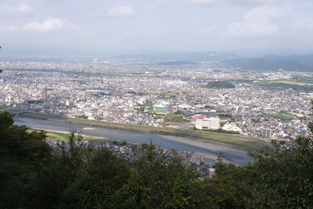 長良川の岐阜の街並みを見下ろす