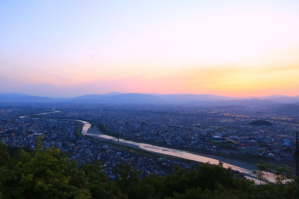 夜景が広がる前のトワイライトの時間帯もおすすめ