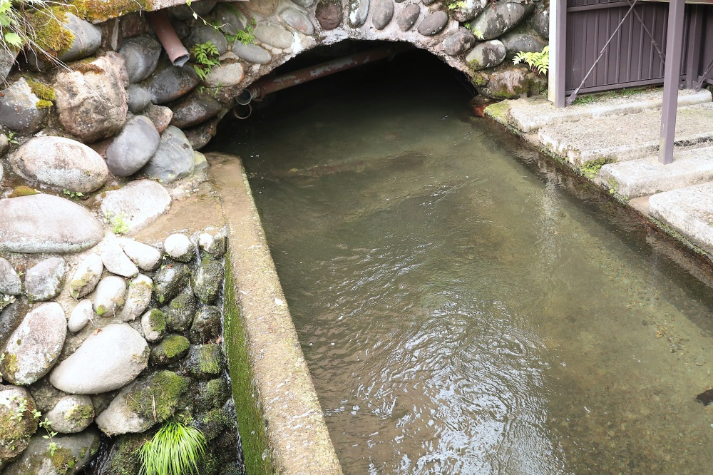 暮らしに寄り添う水路が、街の至るところに残る