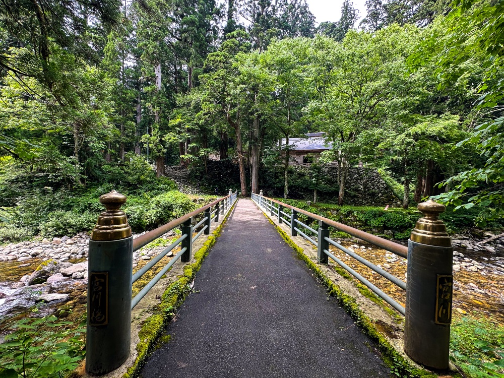 宮川にかかる橋を渡って神聖な境内へ