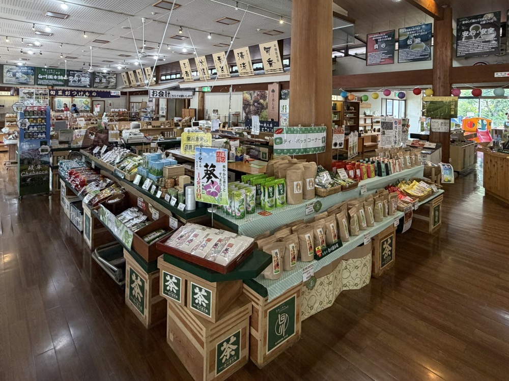 地元や飛騨地方の名産品がたくさん並んでいます