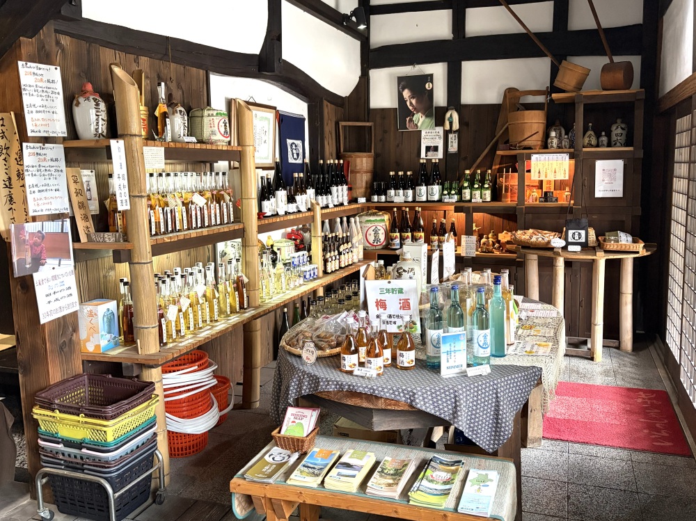 30年以上にもなる古酒もずらりと並ぶ店内