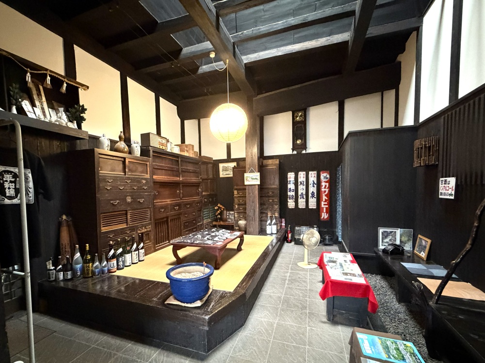 店の奥には、時代を感じる茶箪笥や火鉢がありました