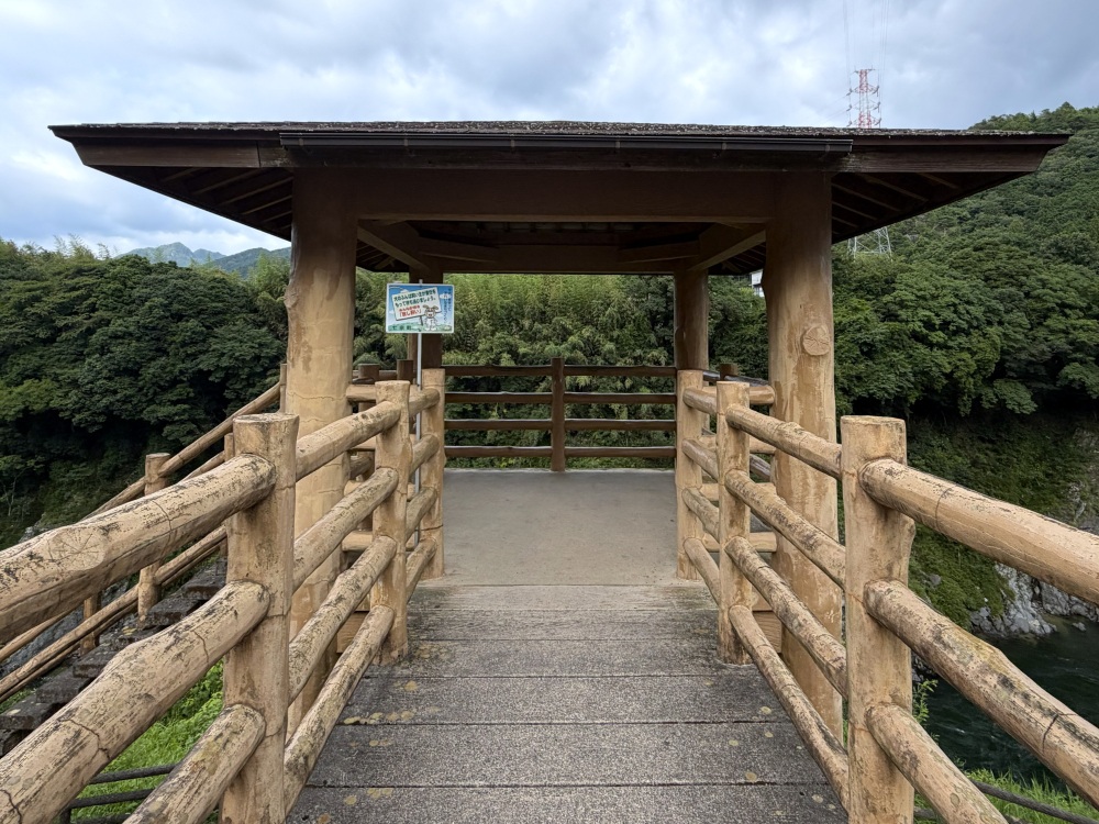 建物の下流側にある展望スポットから飛騨川を見下ろせる