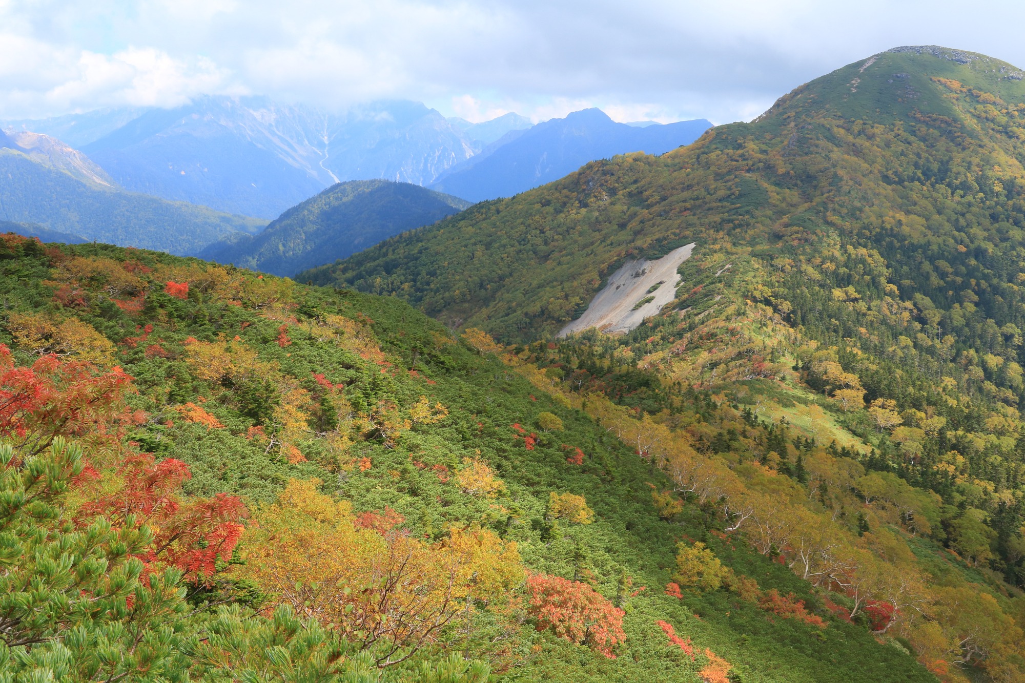 紅葉彩る天空の稜線へ。硫黄岳と乗鞍岳をつなぐ平湯尾根を歩く