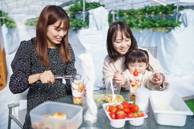 HANANOKA　FARM摘みたて苺のご褒美パフェ作り体験