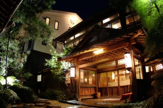 八ツ三館