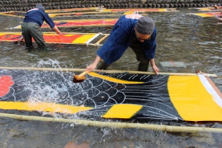 郡上本染鯉のぼり寒ざらし