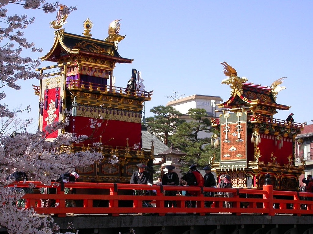 春の高山祭