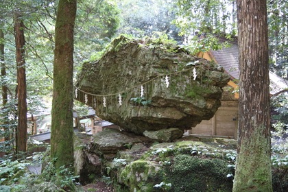 戸隠神社の重ね岩